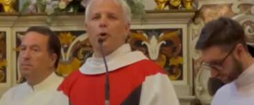 Don Maresca è il nuovo eroe della sinistra: il prete di Sorrento dice messa coi paramenti pro Pal (video)