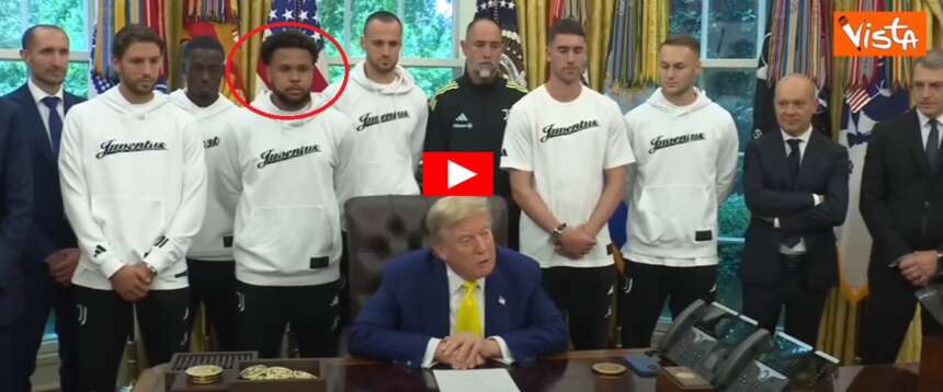 L’imbarazzo dell’americano McKennie nel video con Trump. Lo aveva definito “ignorante, razzista, indegno di fare il presidente” L’imbarazzo dell’americano McKennie nel video con Trump. Lo aveva definito “ignorante, razzista, indegno di fare il presidente”