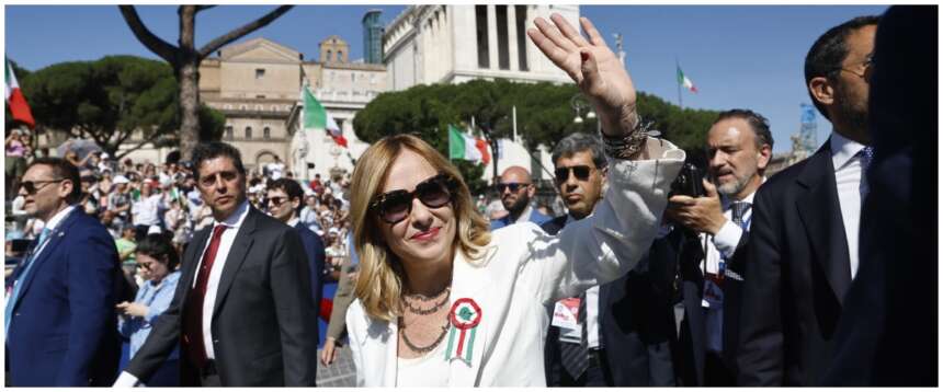 “Vai Giorgia”, bagno di folla per Meloni, che sui referendum annuncia: vado a votare ma non ritiro la scheda (video) “Vai Giorgia”, bagno di folla per Meloni, che sui referendum annuncia: vado a votare ma non ritiro la scheda (video)