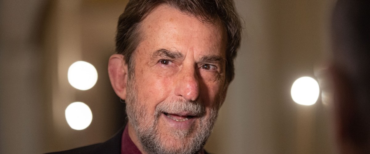 L’addio di Nanni Moretti a caimani e “Sol dell’avvenire”: in fuga da politica (e sinistra?) nel suo prossimo film si rifugia in un “caro diario” intimista L’addio di Nanni Moretti a caimani e “Sol dell’avvenire”: in fuga da politica (e sinistra?) nel suo prossimo film si rifugia in un “caro diario” intimista