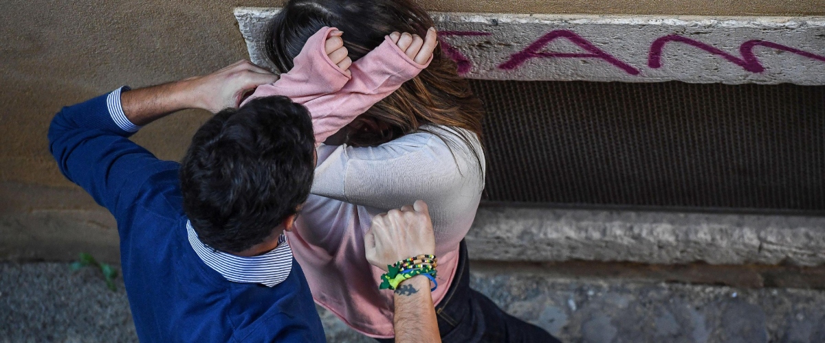 Orrore nel Modenese, 30enne aggredita alle spalle, scaraventata in terra e violentata in strada: è caccia a un nordafricano Orrore nel Modenese, 30enne aggredita alle spalle, scaraventata in terra e violentata in strada: è caccia a un nordafricano