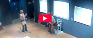 Turista si siede su una sedia (ma è un’opera di arte moderna) e la manda in frantumi: è accaduto a Palazzo Maffei a Verona (video)