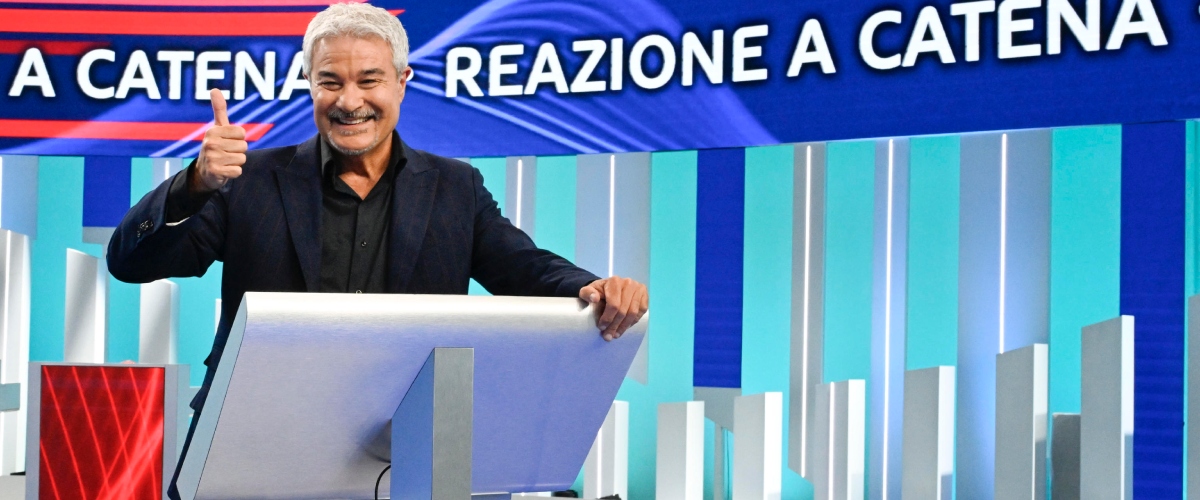 Pino Insegno re degli ascolti Rai nonostante i gufi “sinistri”: all’opposto del “coccolato” Amadeus prigioniero della gabbia (dorata) de La Nove