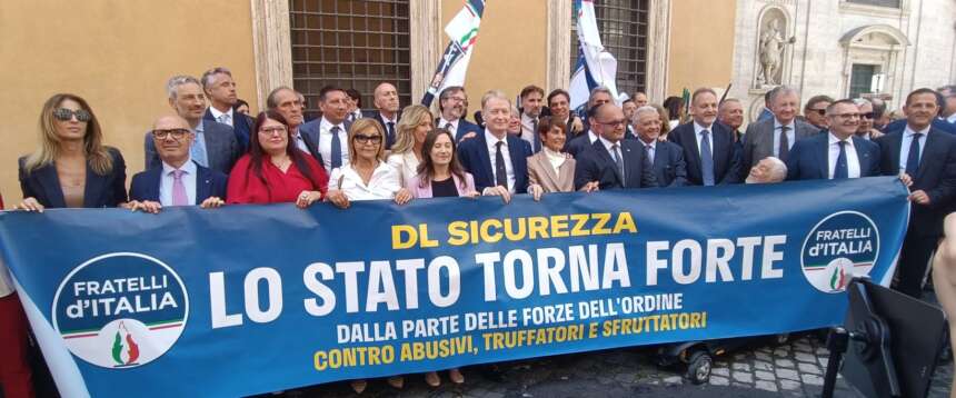 “Non c’è libertà senza sicurezza”. Il flash mob di FdI per festeggiare l’approvazione del decreto al Senato “Non c’è libertà senza sicurezza”. Il flash mob di FdI per festeggiare l’approvazione del decreto al Senato