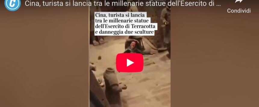 Scandalo in Cina: turista cade su due statue di terracotta millenarie e le manda in pezzi (video) Scandalo in Cina: turista cade su due statue di terracotta millenarie e le manda in pezzi (video)