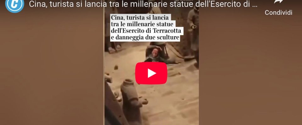 scandalo in cina turista cade su due statue di terracotta millenarie e le manda in pezzi video
