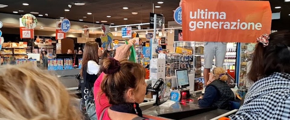 Milano, gli ambientalisti non mollano: nuovo blitz di Ultima generazione al Carrefour in nome della Palestina Milano, gli ambientalisti non mollano: nuovo blitz di Ultima generazione al Carrefour in nome della Palestina