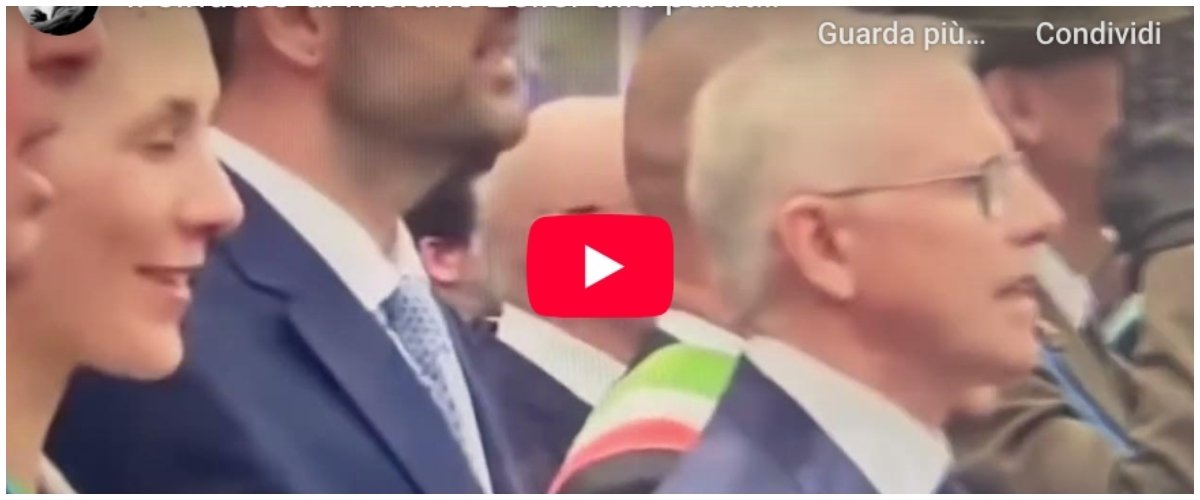 La sindaca Zeller lo ha rifatto: stavolta indossa il tricolore, ma non canta l’inno (video) La sindaca Zeller lo ha rifatto: stavolta indossa il tricolore, ma non canta l’inno (video)
