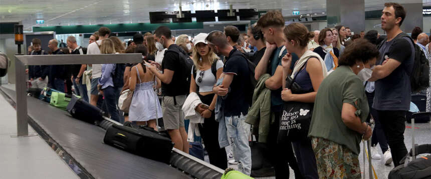 La Ue si sveglia e difende i passeggeri: “Bagagli a mano gratis sugli aerei”. Rivolta delle compagnie “low cost” La Ue si sveglia e difende i passeggeri: “Bagagli a mano gratis sugli aerei”. Rivolta delle compagnie “low cost”