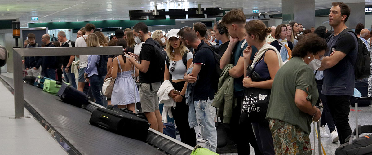 La Ue si sveglia e difende i passeggeri: “Bagagli a mano gratis sugli aerei”. Rivolta della compagnie “low cost” La Ue si sveglia e difende i passeggeri: “Bagagli a mano gratis sugli aerei”. Rivolta della compagnie “low cost”