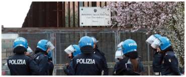 Blitz nel carcere di Prato: telefonini e coca ai detenuti, 30 indagati. FdI: l’allarme di Delmastro era fondato