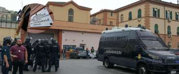 Rivolta nel carcere di Marassi a Genova: 2 agenti feriti e oltre 100mila euro di danni. Resa dei conti tra detenuti
