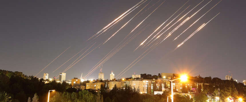 L’Iran viola subito il “cessate il fuoco”. Missili su Israele, Tel Aviv annuncia una dura reazione “nel cuore di Teheran”