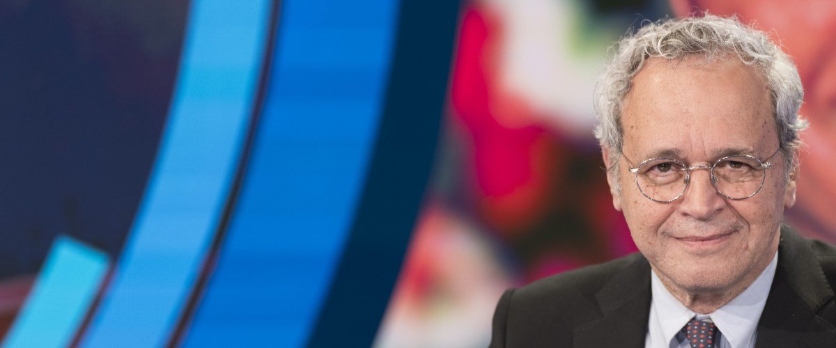 Enrico Mentana festeggia i 15 anni a La7 e dice: «Devi capire tu quando è il momento di staccare». Ed è subito giallo Enrico Mentana festeggia i 15 anni a La7 e dice: «Devi capire tu quando è il momento di staccare». Ed è subito giallo