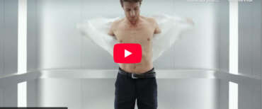 Il business dell’orgoglio “gay “: spunta lo spot per vendere case. Il “capo” benedice il giovane in canottiera