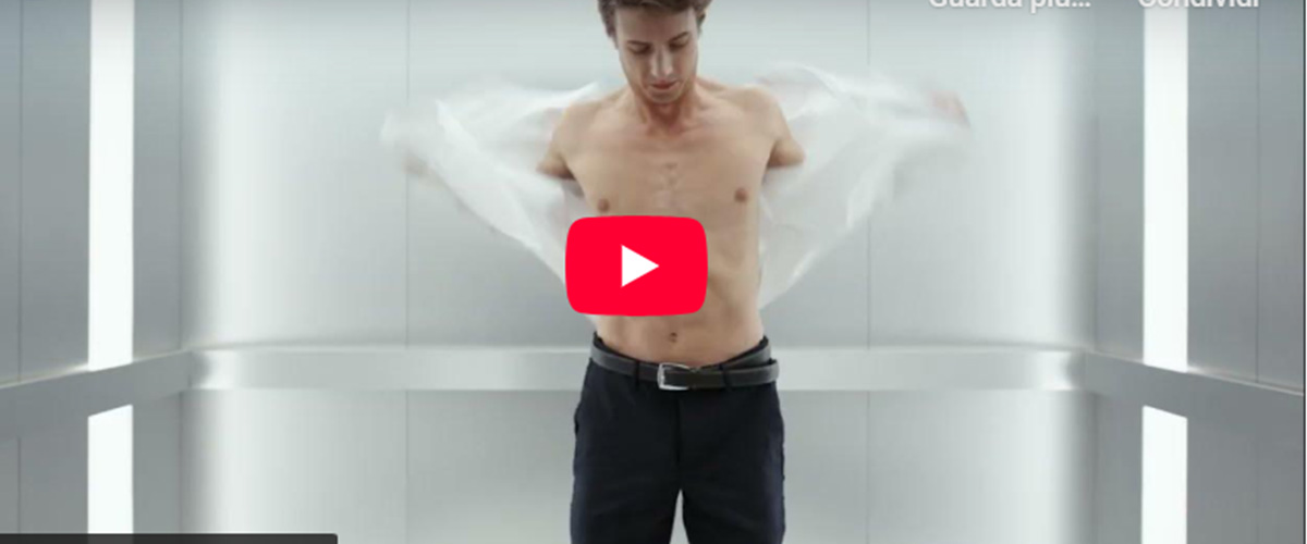 Il business dell’orgoglio “gay “: spunta lo spot per vendere case. Il “capo” benedice il giovane in canottiera Il business dell’orgoglio “gay “: spunta lo spot per vendere case. Il “capo” benedice il giovane in canottiera