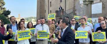 “No all’ideologia gender nella pubblica amministrazione”: flash mob di FdI in Campidoglio