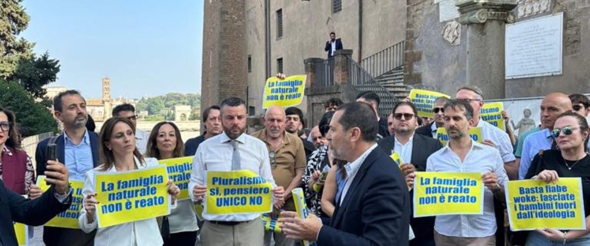 “No all’ideologia gender nella pubblica amministrazione”: flash mob di FdI in Campidoglio “No all’ideologia gender nella pubblica amministrazione”: flash mob di FdI in Campidoglio