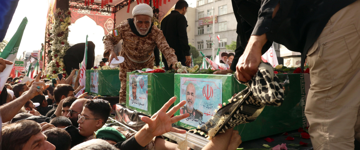 Teheran, funerali di Stato per le vittime dei raid: torna lo slogan “Morte all’America”. Trump: “Ho risparmiato Khamenei” Teheran, funerali di Stato per le vittime dei raid: torna lo slogan “Morte all’America”. Trump: “Ho risparmiato Khamenei”