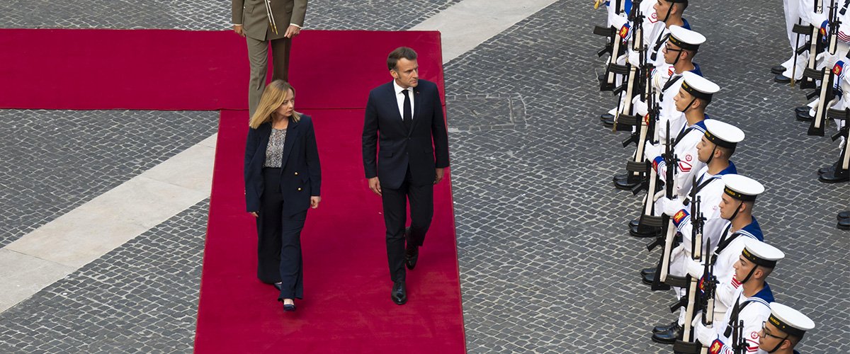 italia isolata solo nei sogni della sinistra macron ringrazia meloni incontro positivo siamo un fronte comune