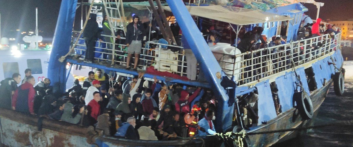 Migranti, la Consulta dà ragione al governo: l’ingresso e il soggiorno illegale sono sempre reato Migranti, la Consulta dà ragione al governo: l’ingresso e il soggiorno illegale sono sempre reato