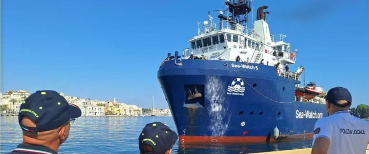 Schiaffo alla nave Ong Sea Eyes 5, scatta il fermo amministrativo: “Non rispettate le regole”. Il comandante frigna e provoca Schiaffo alla nave Ong Sea Eyes 5, scatta il fermo amministrativo: “Non rispettate le regole”. Il comandante frigna e provoca
