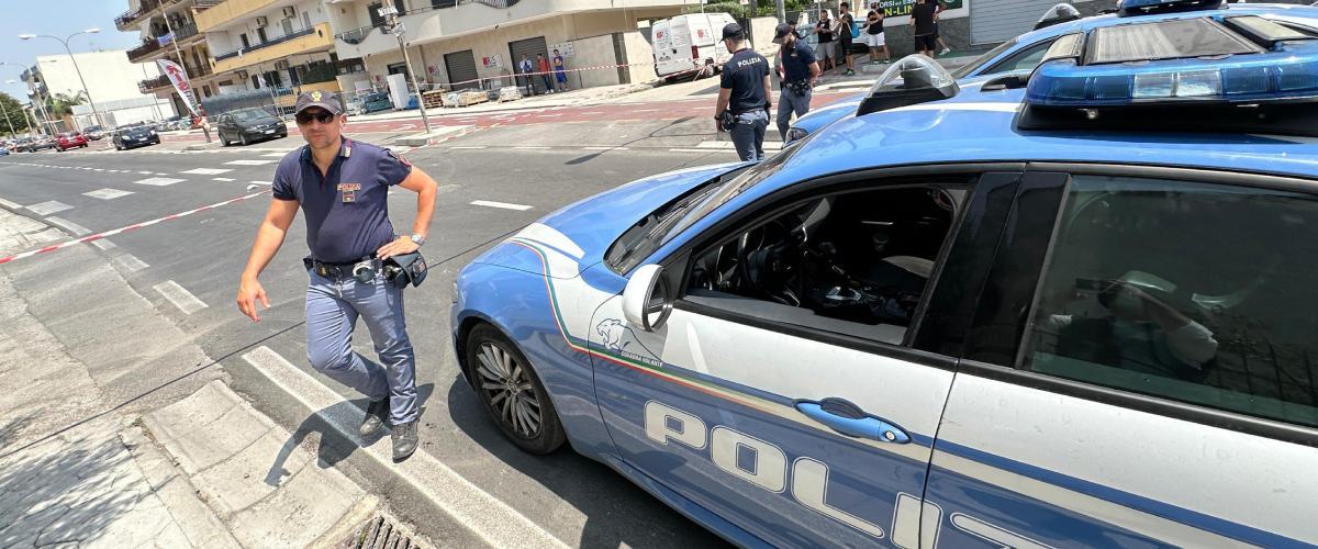 Inveisce contro i politici e getta liquido infiammabile su un’auto della polizia: espulso egiziano Inveisce contro i politici e getta liquido infiammabile su un’auto della polizia: espulso egiziano