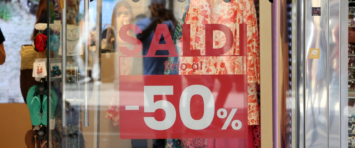 Pre saldi, italiani pazzi per i prezzi al ribasso: già 6 milioni e mezzo i cittadini che hanno fatto shopping con lo sconto Pre saldi, italiani pazzi per i prezzi al ribasso: già 6 milioni e mezzo i cittadini che hanno fatto shopping con lo sconto