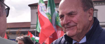 Il silenzio elettorale non vale per il Pd. Il presidente di seggio si fa il selfie col libro di Bersani in mano…