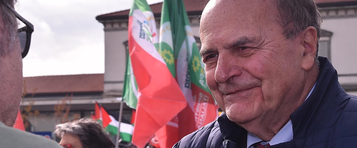 Il silenzio elettorale non vale per il Pd. Il presidente di seggio si fa il selfie col libro di Bersani in mano… Il silenzio elettorale non vale per il Pd. Il presidente di seggio si fa il selfie col libro di Bersani in mano…