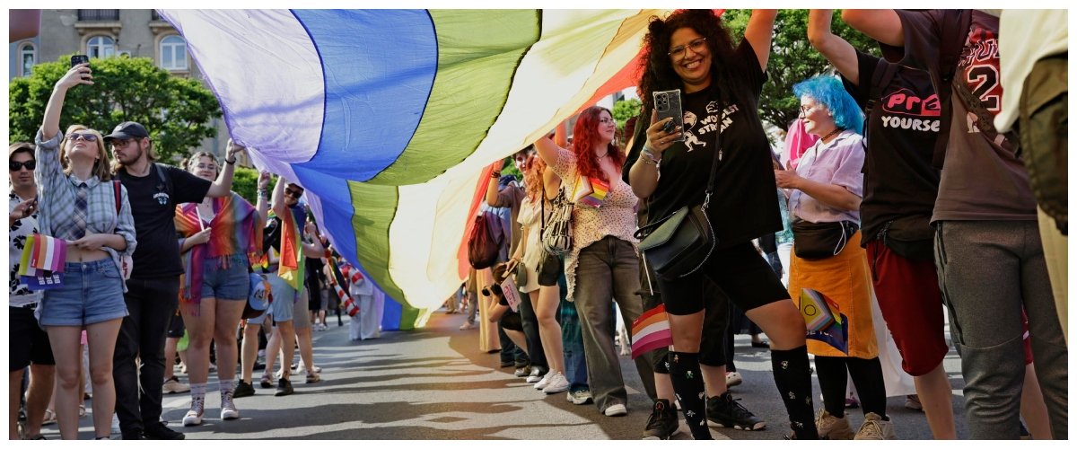 Gay Pride: corsi gender per bambini di 6 anni con il patrocinio della Regione Toscana Gay Pride: corsi gender per bambini di 6 anni con il patrocinio della Regione Toscana
