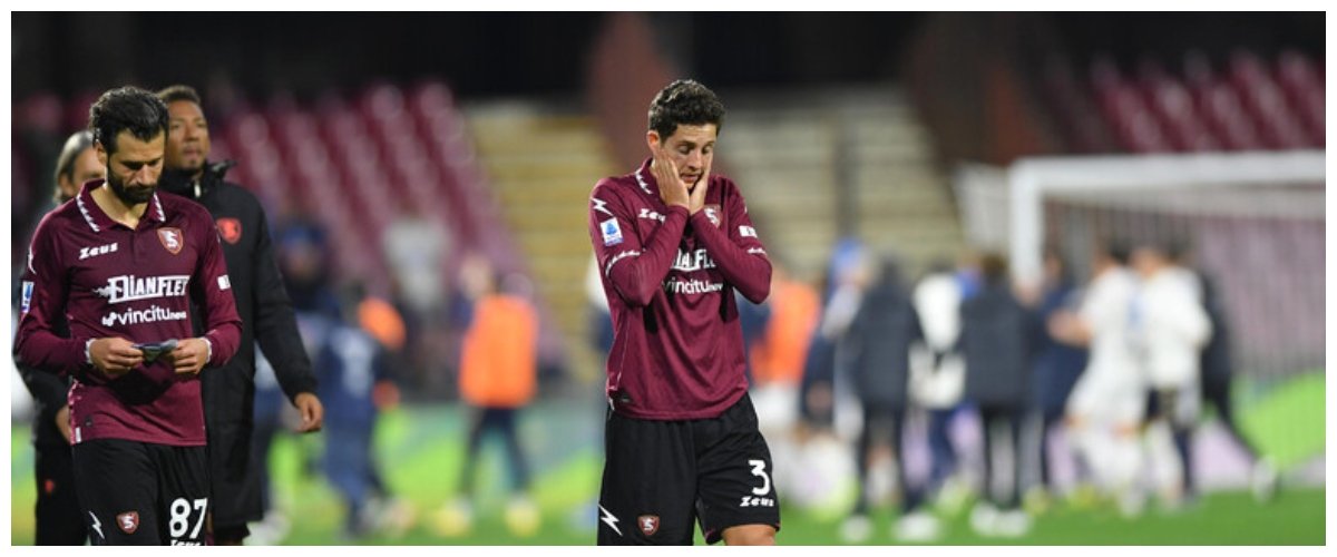 Doppio ko per la Salernitana: 21 giocatori intossicati dopo la sconfitta con la Samp. Partita di ritorno verso il rinvio Doppio ko per la Salernitana: 21 giocatori intossicati dopo la sconfitta con la Samp. Partita di ritorno verso il rinvio