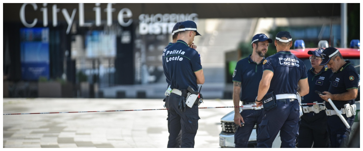 Paura a Milano: il caldo la possibile causa della caduta della scritta. Esposto del Codacons Paura a Milano: il caldo la possibile causa della caduta della scritta. Esposto del Codacons