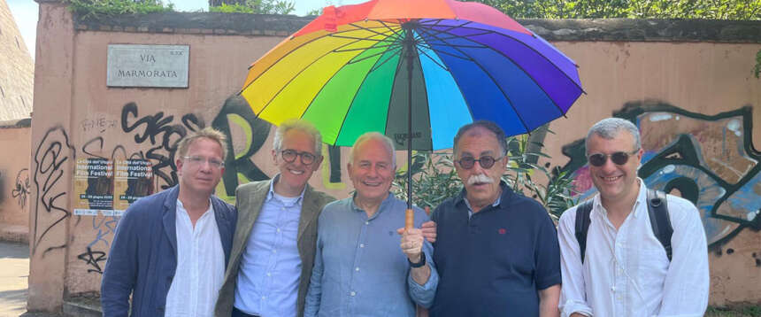 Pd, frizzi e lazzi contro Schlein: spunta la foto col “gesto dell’ombrellino” dei 5 imbucati nel corteo di Conte Pd, frizzi e lazzi contro Schlein: spunta la foto col “gesto dell’ombrellino” dei 5 imbucati nel corteo di Conte