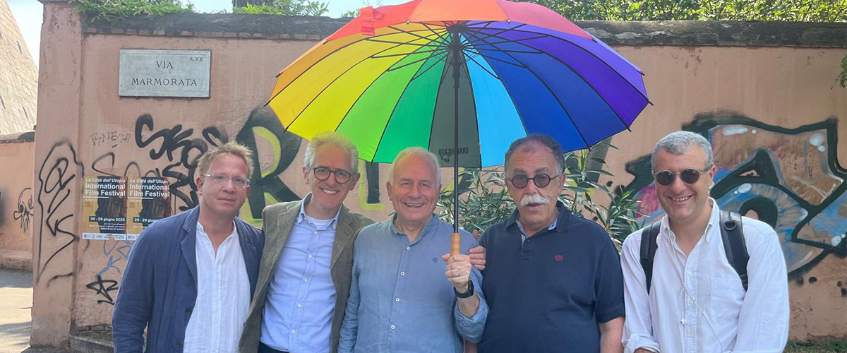 Pd, frizzi e lazzi contro Schlein: spunta la foto col “gesto dell’ombrellino” dei 5 imbucati nel corteo di Conte Pd, frizzi e lazzi contro Schlein: spunta la foto col “gesto dell’ombrellino” dei 5 imbucati nel corteo di Conte