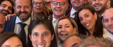 Violenza sulle donne, la foto che imbarazza Elly Schlein accanto al sindaco condannato per stalking alla moglie