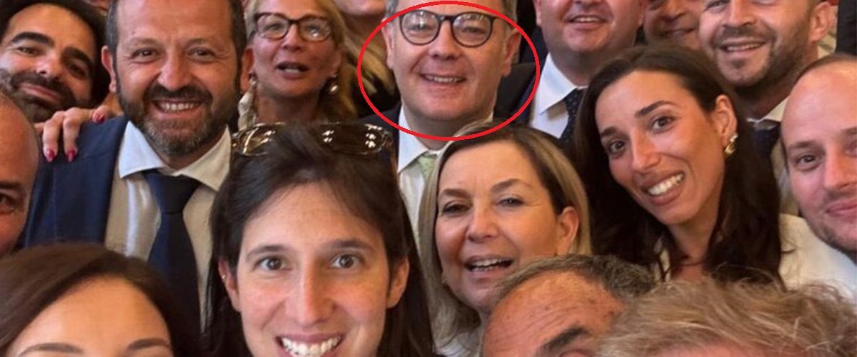 violenza sulle donne la foto che imbarazza elly schlein accanto al sindaco condannato per stalking alla moglie