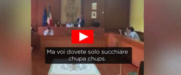 Giffoni, il volgarissimo show del sindaco di sinistra contro l’opposizione: “Voi dovete solo succhiare i chupa chups!” (video)