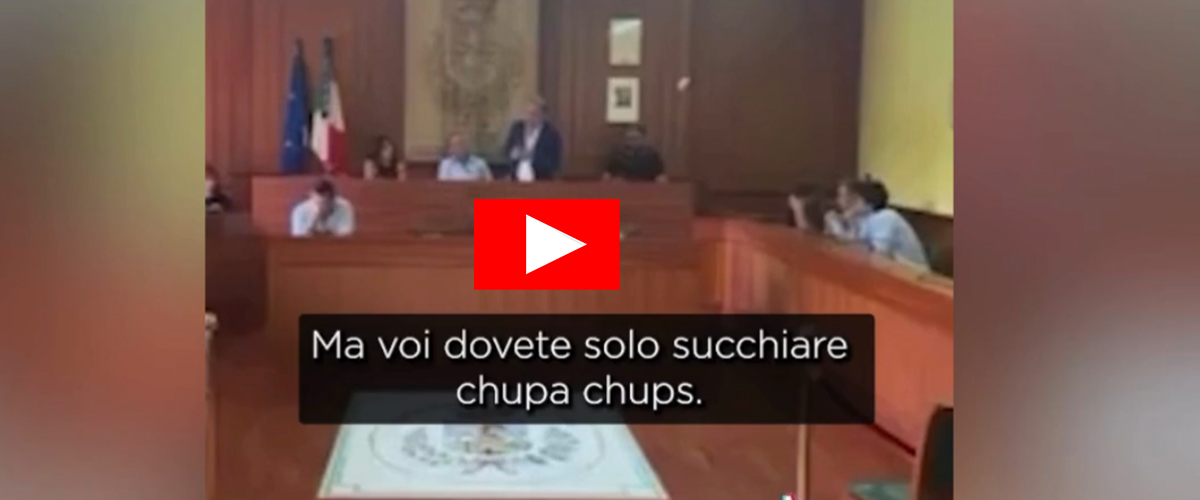 Giffoni, il volgarissimo show del sindaco di sinistra contro l’opposizione: “Voi dovete solo succhiare i chupa chups!” (video) Giffoni, il volgarissimo show del sindaco di sinistra contro l’opposizione: “Voi dovete solo succhiare i chupa chups!” (video)