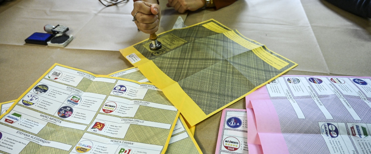Sondaggio, FdI vola, Pd dietro a gattoni, dai grillini niente di eclatante: ecco i numeri che infrangono il sogno del “campo sfranto” Sondaggio, FdI vola, Pd dietro a gattoni, dai grillini niente di eclatante: ecco i numeri che infrangono il sogno del “campo sfranto”