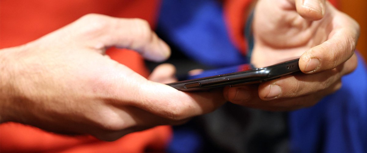 spiare le chat di whatsapp è un reato si rischiano fino a dieci anni di carcere mariti e mogli gelose sono avvisate…