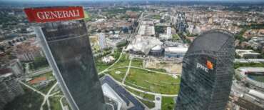 Allarme a Milano: rischia di crollare l’insegna di Generali sul grattacielo Hadid