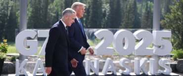 Il G7 trova l’accordo sulla global minimum tax. In foto, Trump con il premier canadese Carney