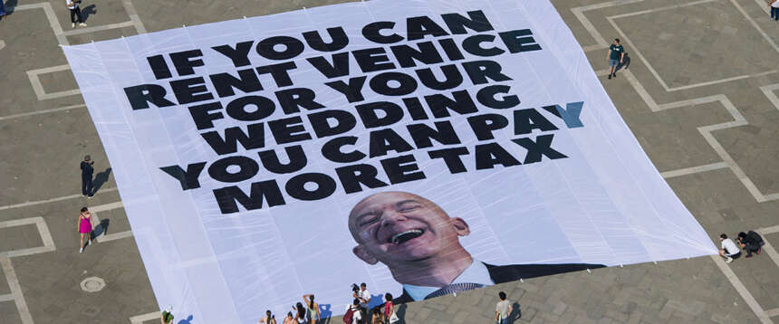 Venezia, Jeff Bezos asfalta le proteste degli ambientalisti “rossi” e dona 3 milioni di euro per la tutela della laguna Venezia, Jeff Bezos asfalta le proteste degli ambientalisti “rossi” e dona 3 milioni di euro per la tutela della laguna
