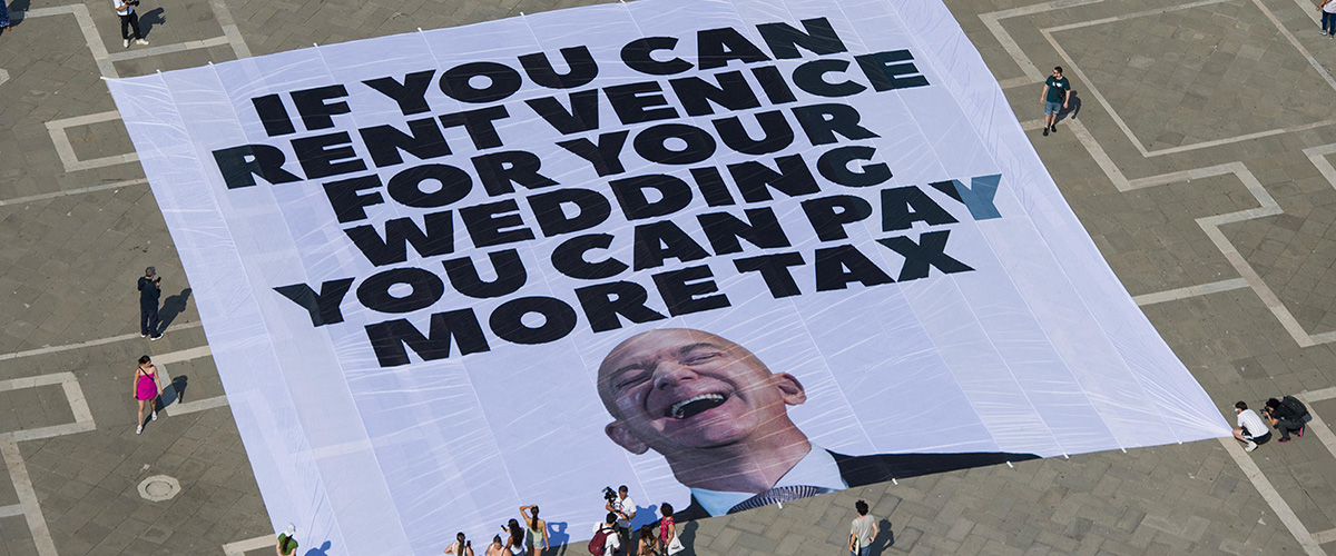 venezia jeff bezos asfalta le proteste degli ambientalisti rossi e dona 3 milioni di euro per la tutela della laguna