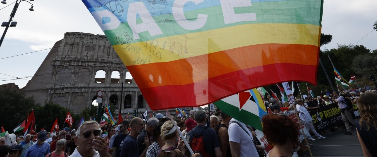 Conte, Fratoianni e mezzo Pd in piazza per la pace: Elly diserta e scappa in Olanda Conte, Fratoianni e mezzo Pd in piazza per la pace: Elly diserta e scappa in Olanda