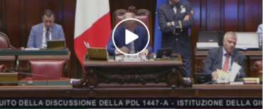 Standing ovation alla Camera per Almerigo Grilz. Amorese (FdI): “Era un giornalista come gli altri, non un morto di serie B”