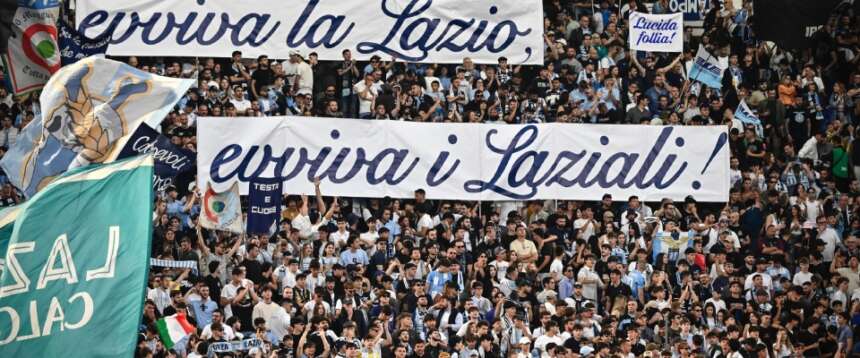 Bambina di 11 anni cacciata dal ristorante a Pescara per i vestiti della Lazio. I biancocelesti la invitano a Formello