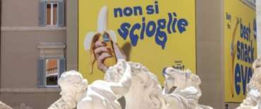 Roma, la pubblicità della banana che “non si scioglie” imbarazza la sinistra. Vince l’ipocrisia del “politically correct”