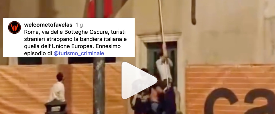 roma turisti strappano la bandiera italiana in via delle botteghe oscure sotto la storica sede del pci video